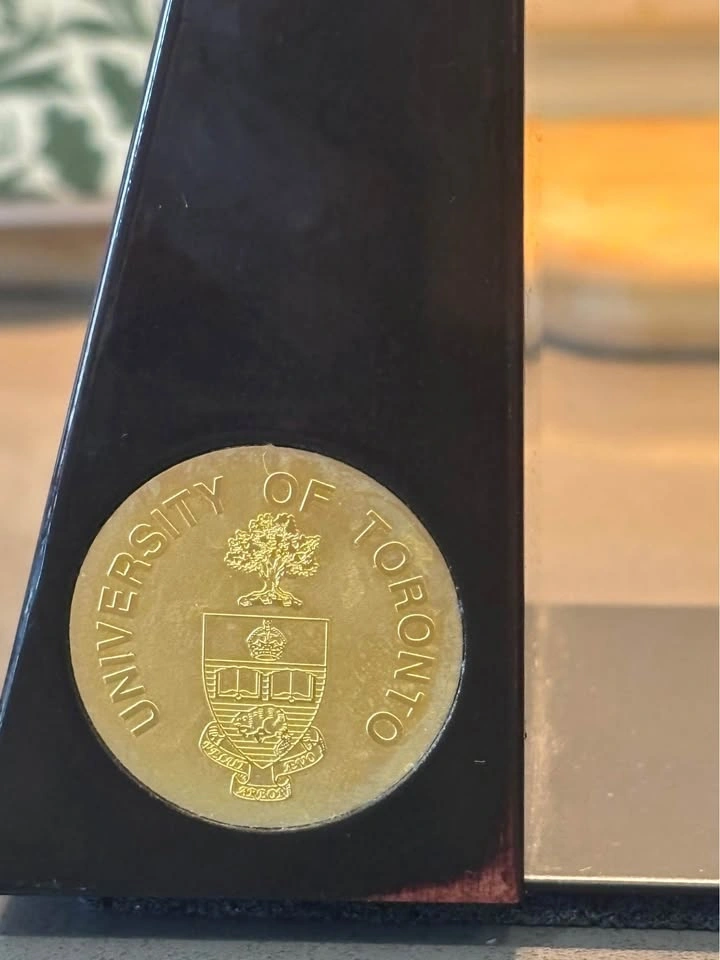 U of T Black Acrylic Bookends with Gold Medallions - Alumni - photo 4