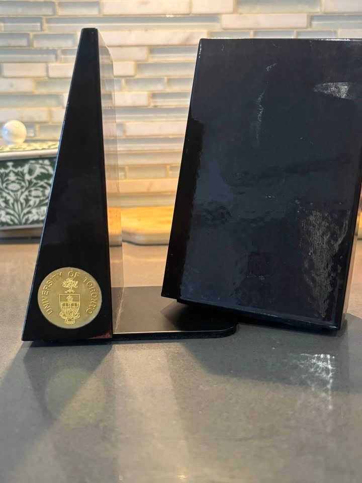 U of T Black Acrylic Bookends with Gold Medallions - Alumni - photo 5