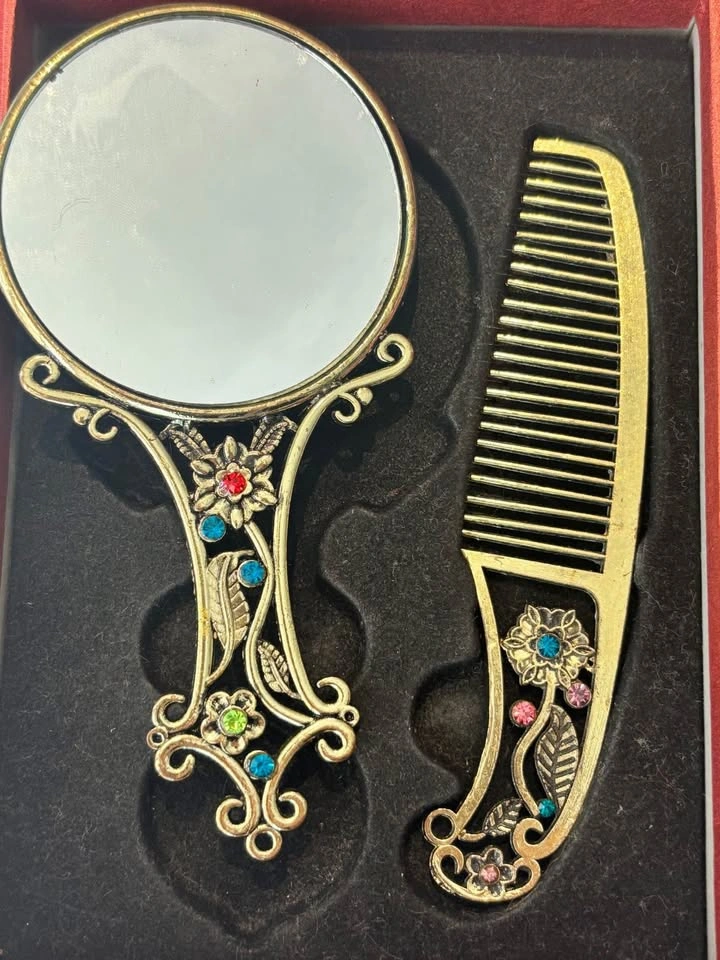 Vintage Decorated Mirror and Comb Set with Stones - photo 2