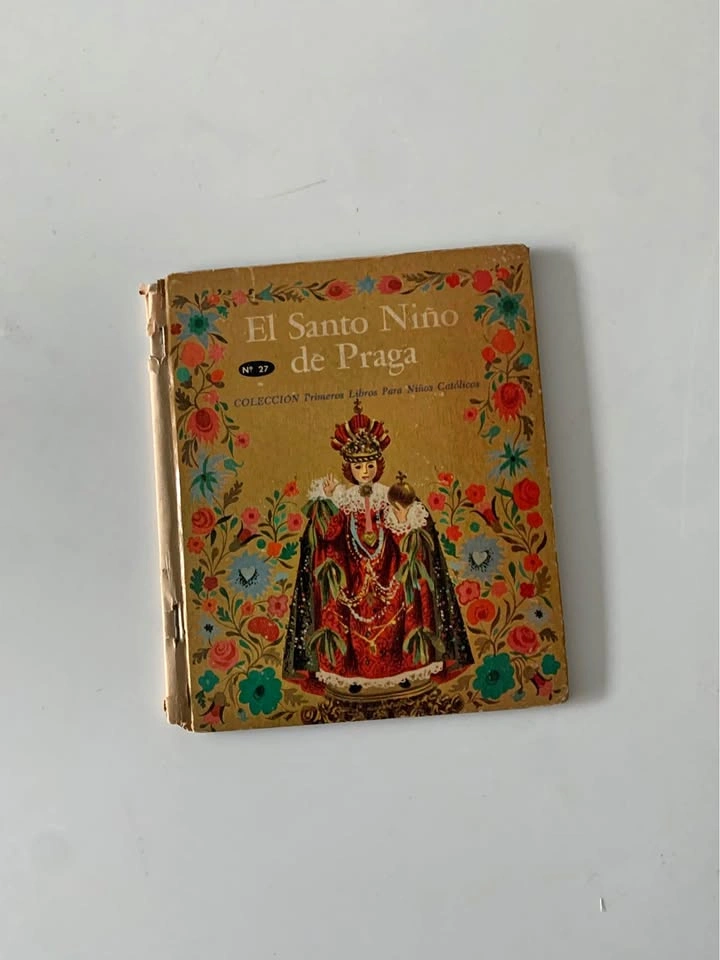 Old book El Santo nino de Praga in Spanish