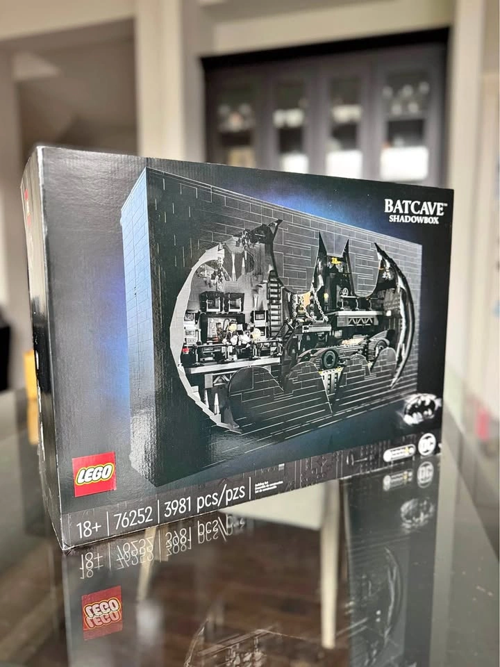 LEGO 76252 Batcave Shadow Box – Retired Collector Set – NSIB