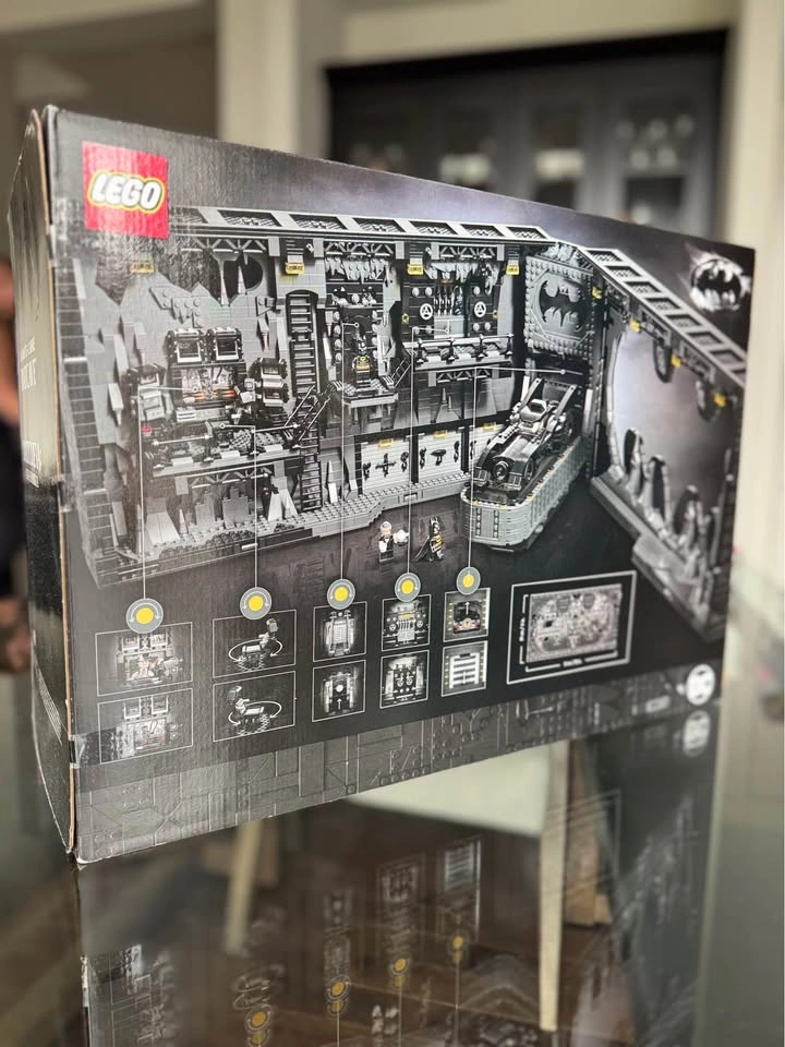 LEGO 76252 Batcave Shadow Box – Retired Collector Set – NSIB - photo 2