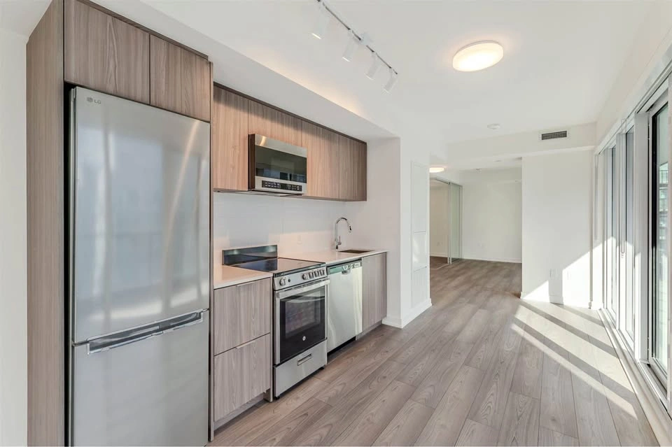 Private Room for Rent – Midtown Toronto (Female Preferred)