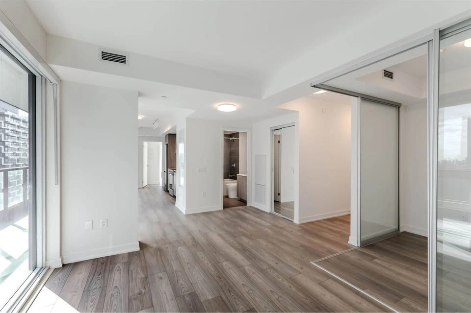 Private Room for Rent – Midtown Toronto (Female Preferred) - photo 2