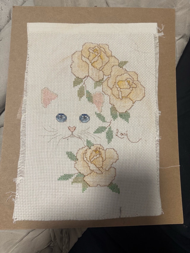 Cross Stitch Art: Cat Face with Yellow Roses - photo 3