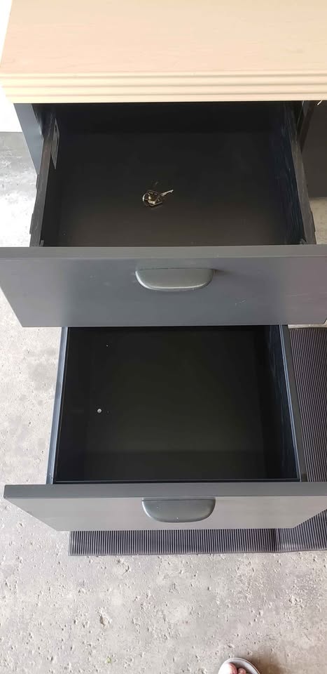 Desk - photo 3
