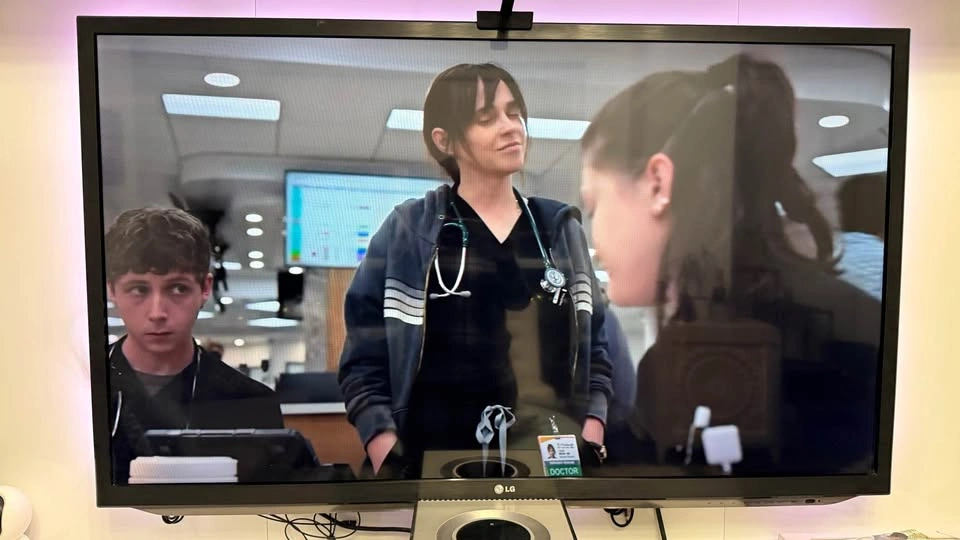LG 42" 1080p Cinema 3D Smart LED TV (42LM6200) - Stand & Remote - photo 2