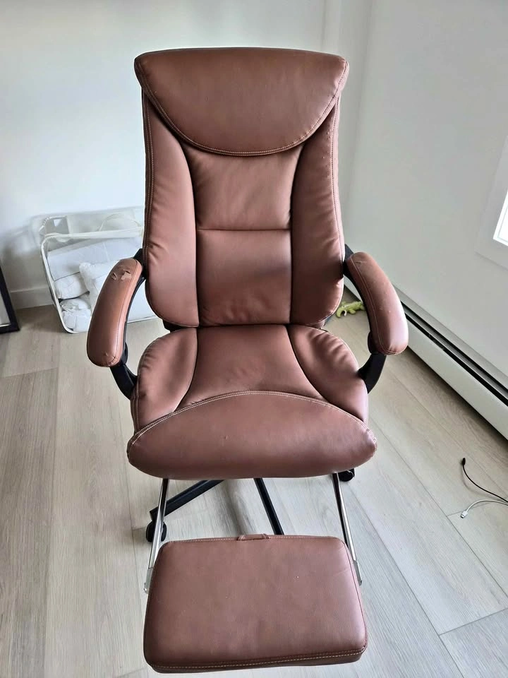 Comfortable Office Chair with Extendable Footrest – Good Conditi