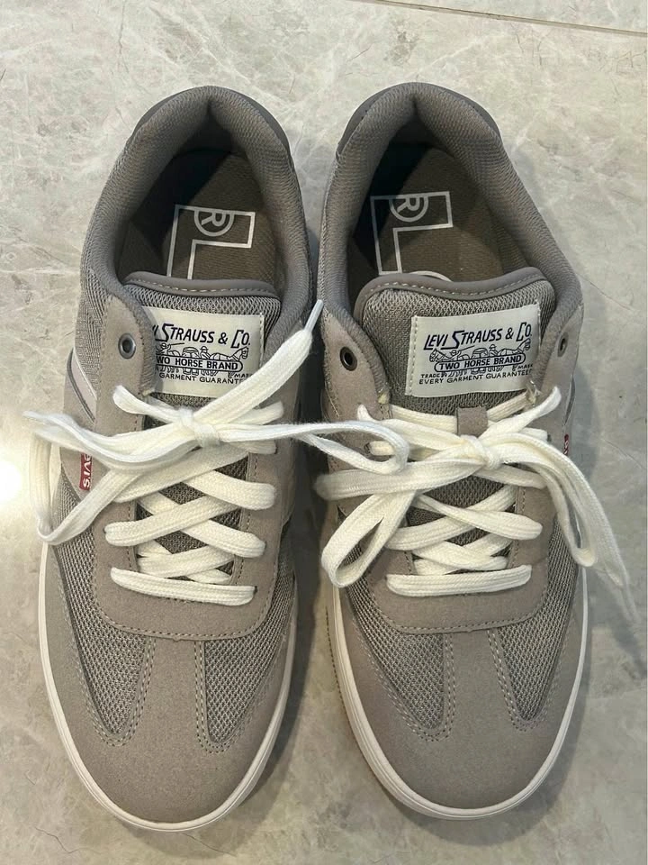 Levi's Mens Grey Sneakers Size 8, New Never Worn