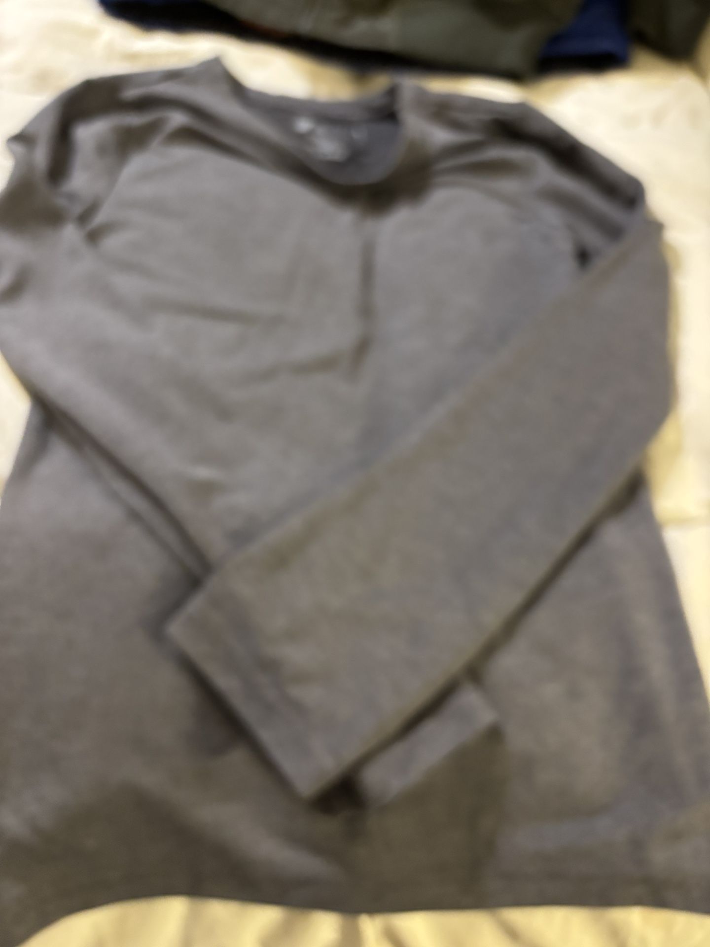 Under Armor Type Shirt Lg