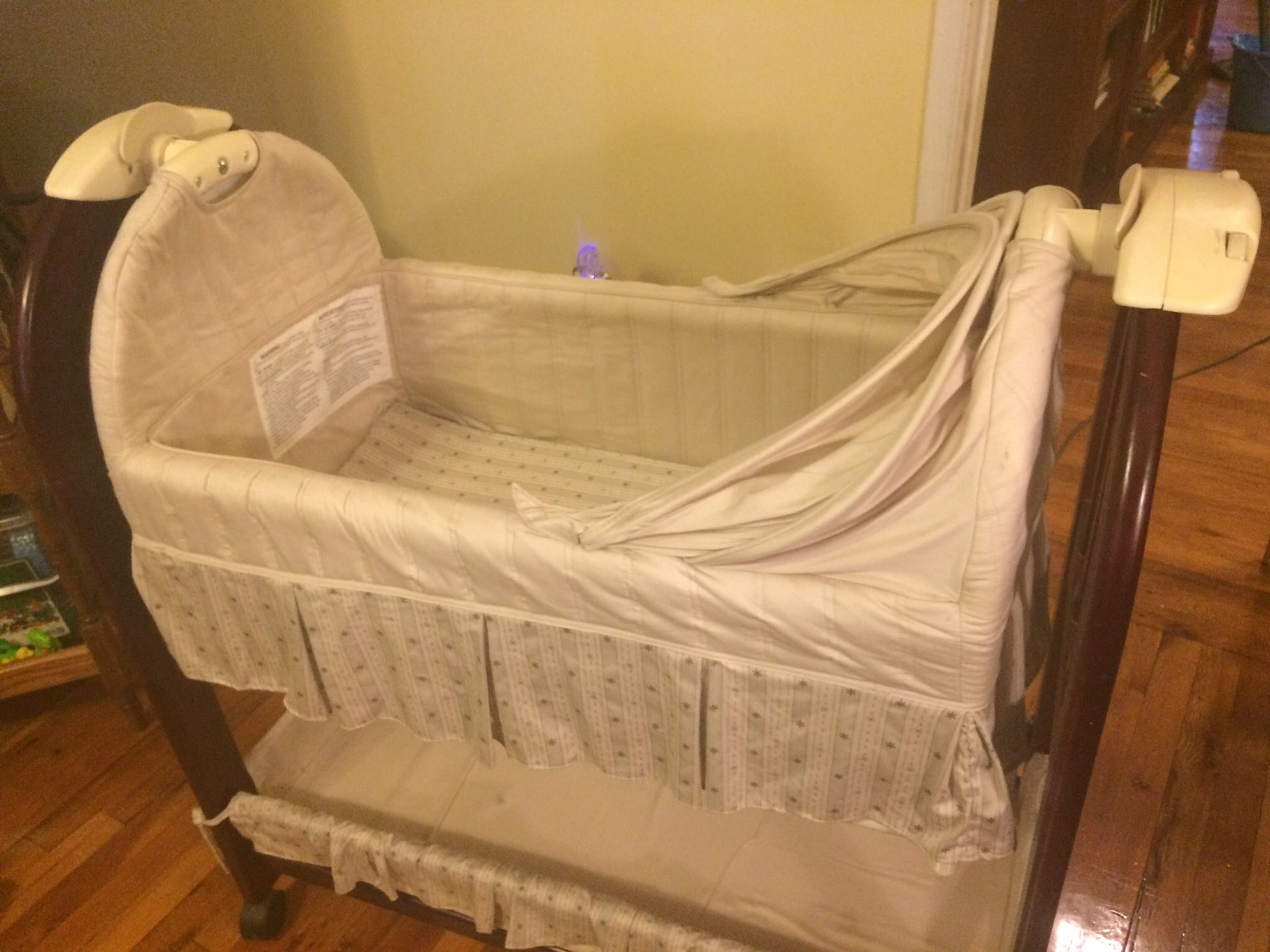 Eddie Bauer Bassinet - photo 2