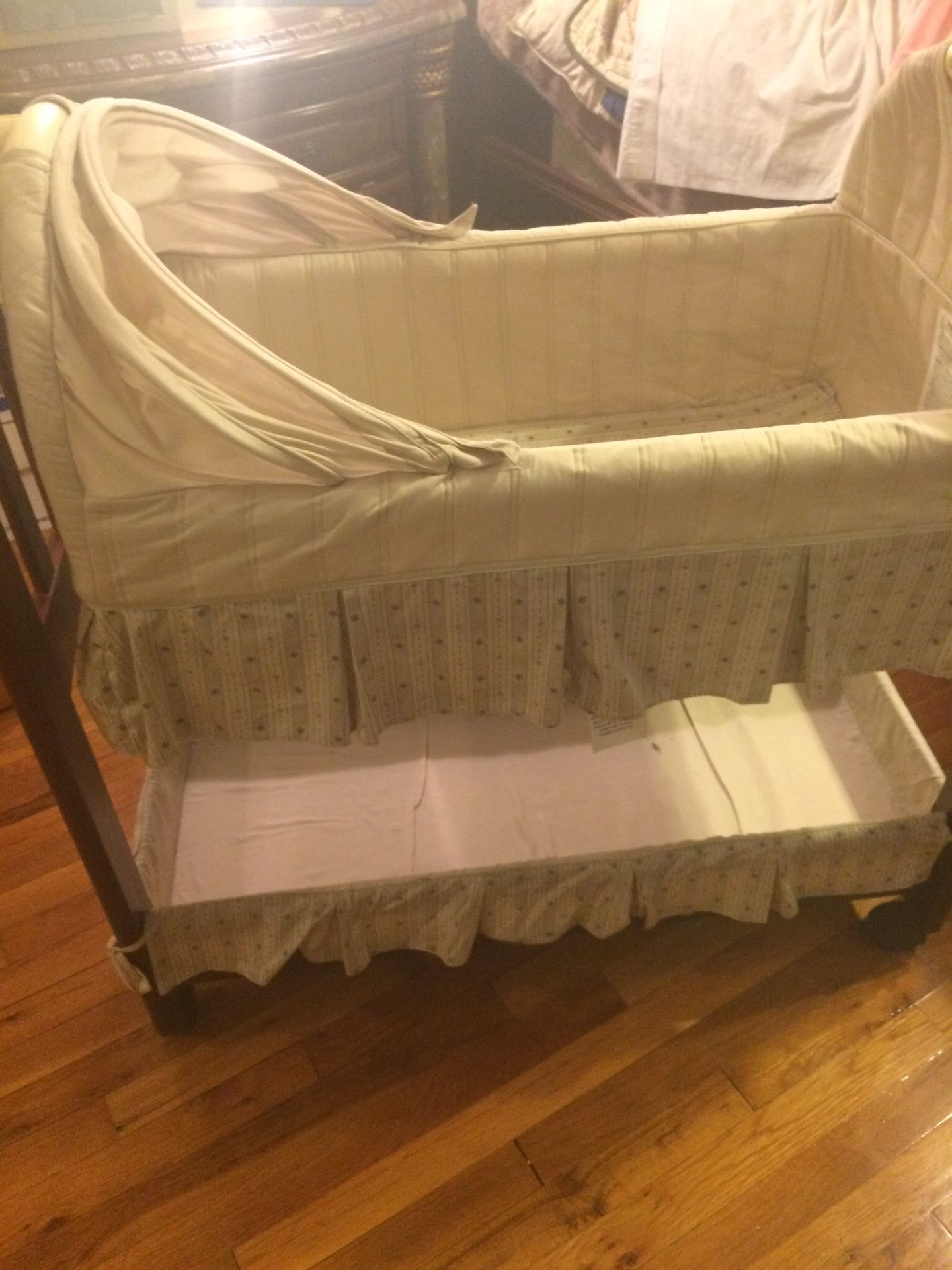 Eddie Bauer Bassinet - photo 3