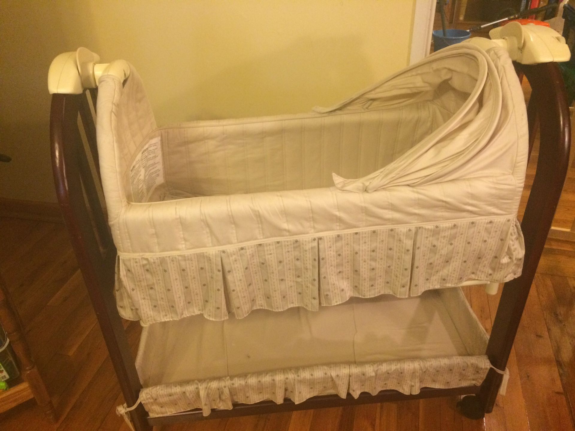 Eddie Bauer Bassinet - photo 4