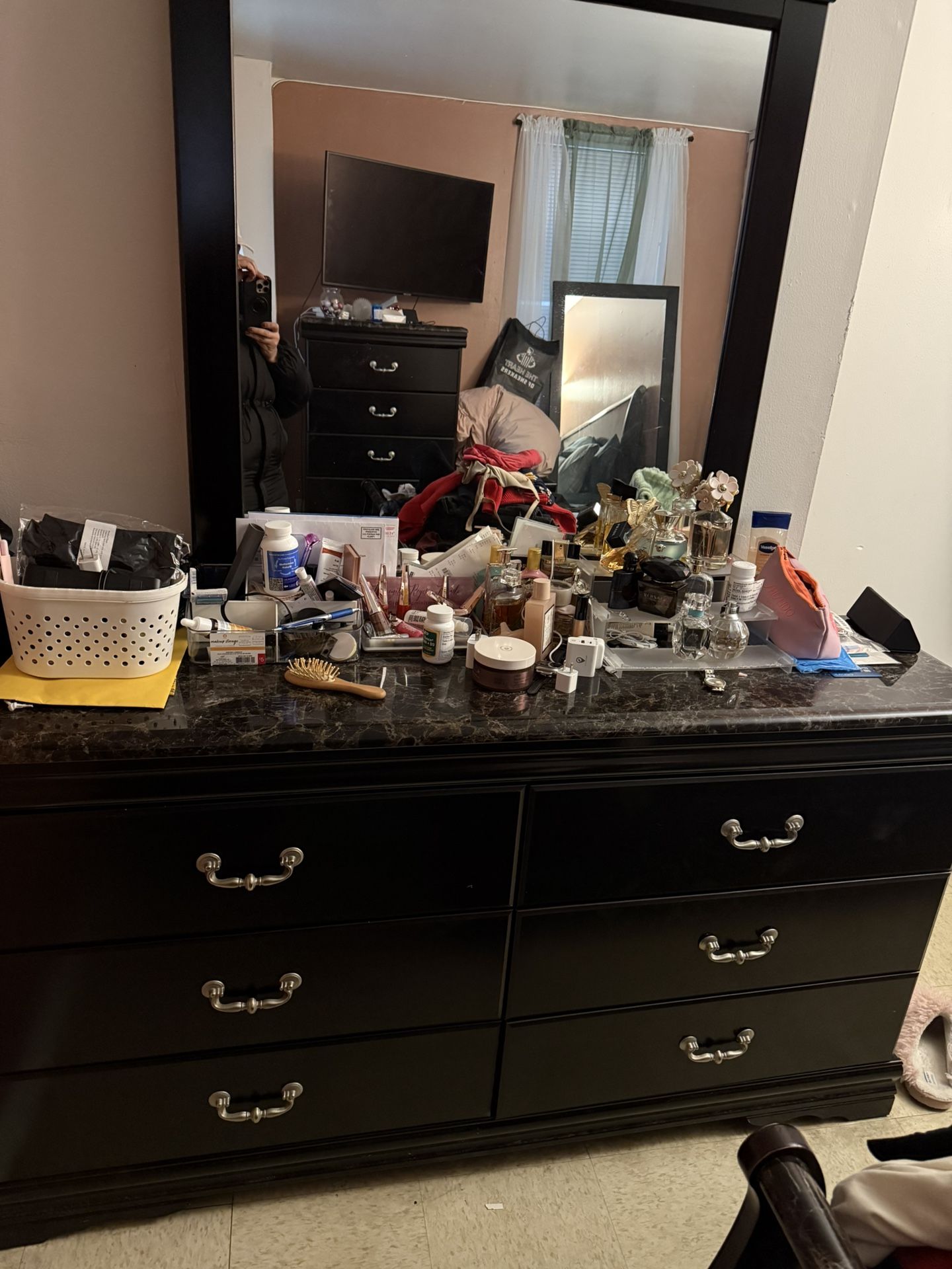 Women’s Dresser EUC