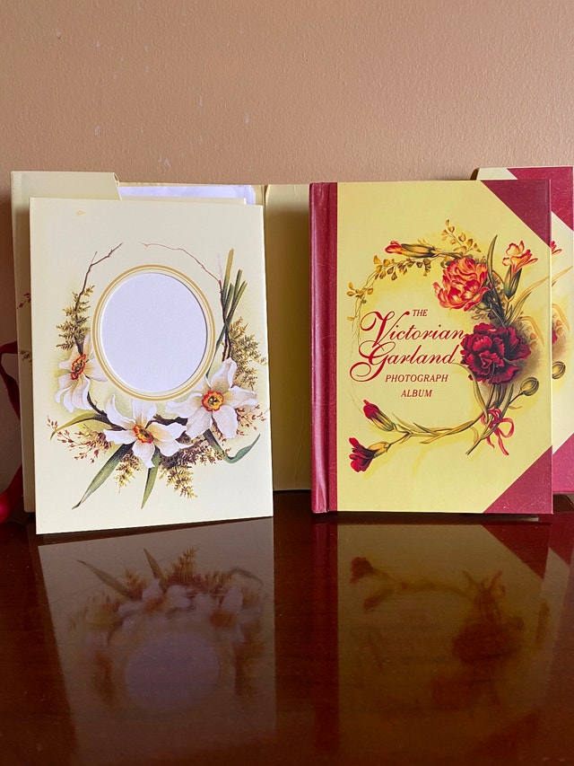Victorian Garland Photograph Album - Cream & Deep Red Floral - photo 2
