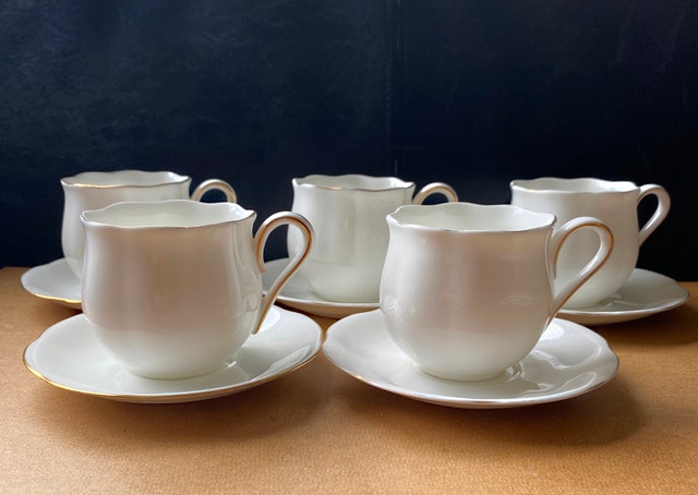 5 Elegant Hankook England Bone China Tulip Cups and Saucers