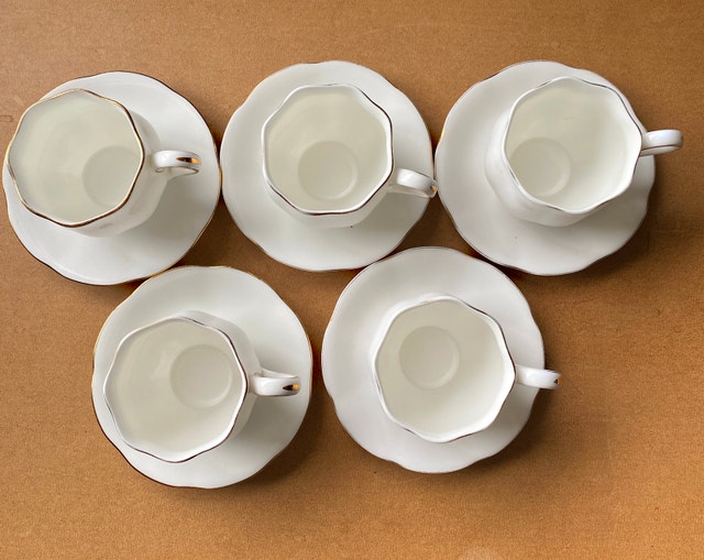 5 Elegant Hankook England Bone China Tulip Cups and Saucers - photo 2