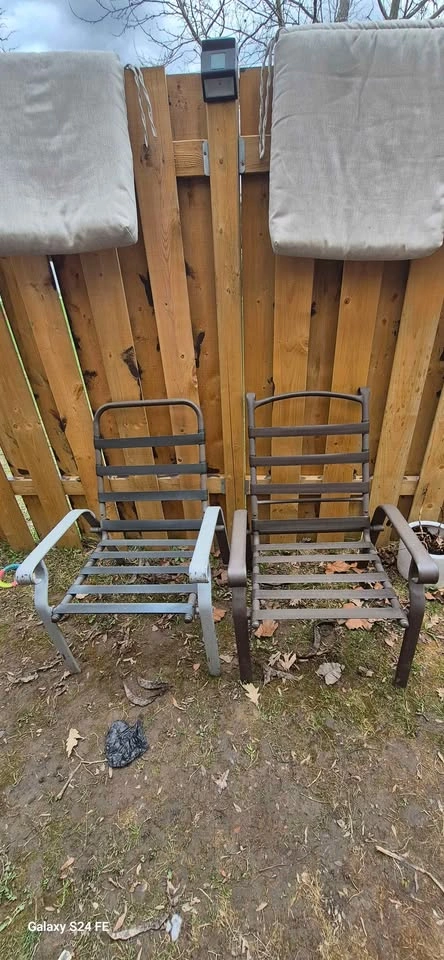 Two patio chairs with an extra cushion - photo 3
