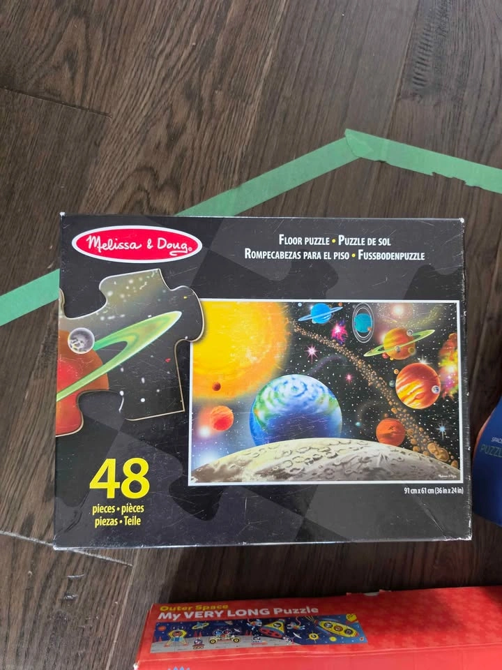 Space theme puzzles and books - photo 2
