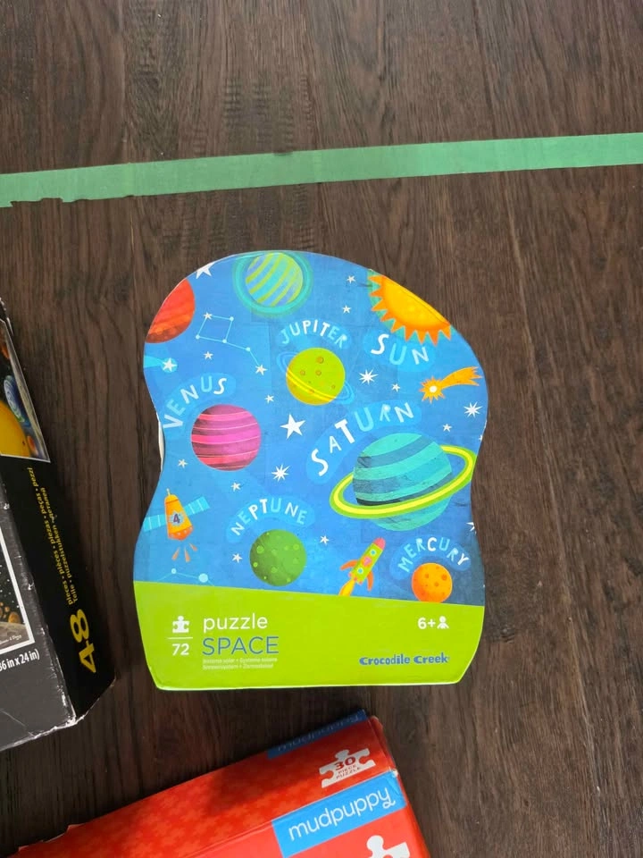 Space theme puzzles and books - photo 3