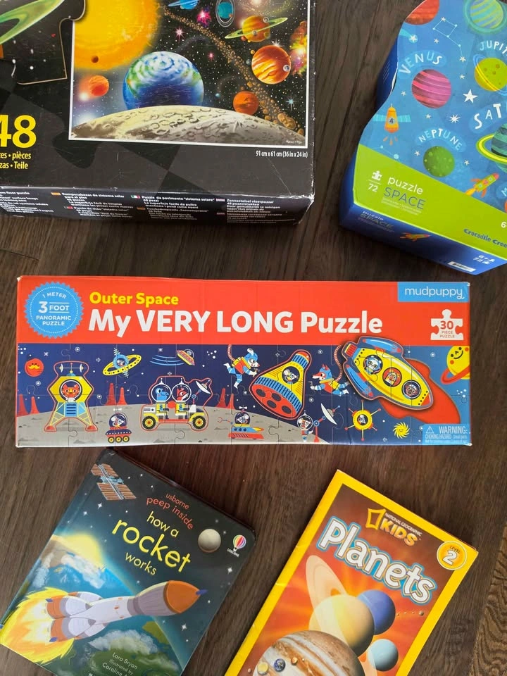 Space theme puzzles and books - photo 4