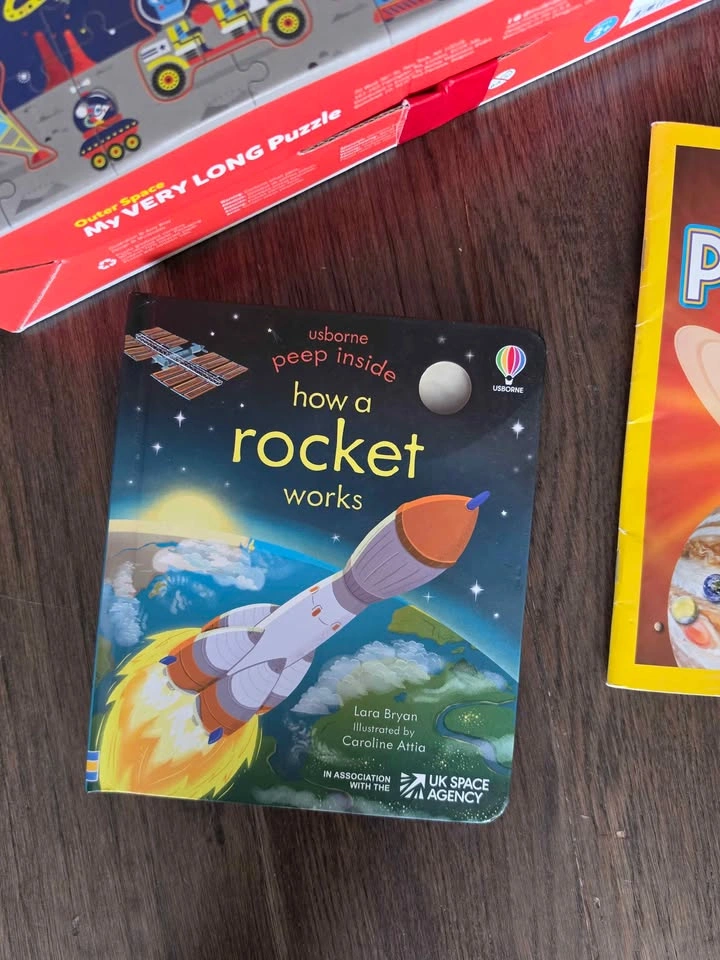 Space theme puzzles and books - photo 5