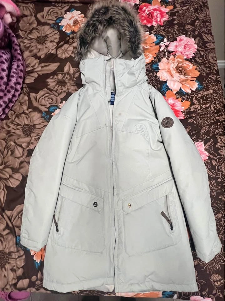 Like-New Winter Jacket – Warm & Stylish!