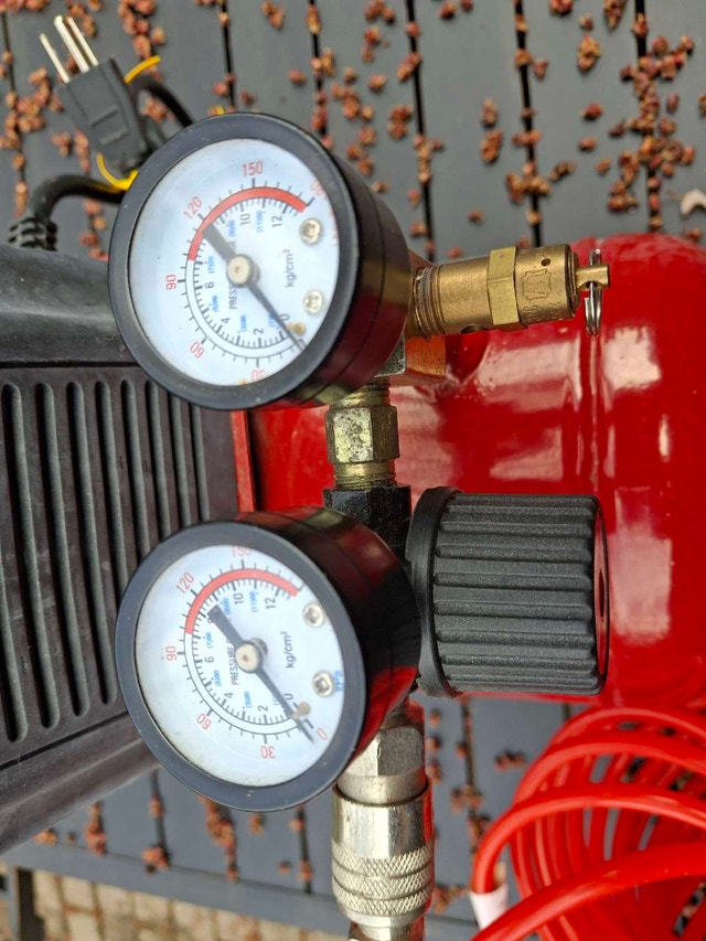 Powermate Air Compressor 100 max PSI, 2 gal. - photo 5