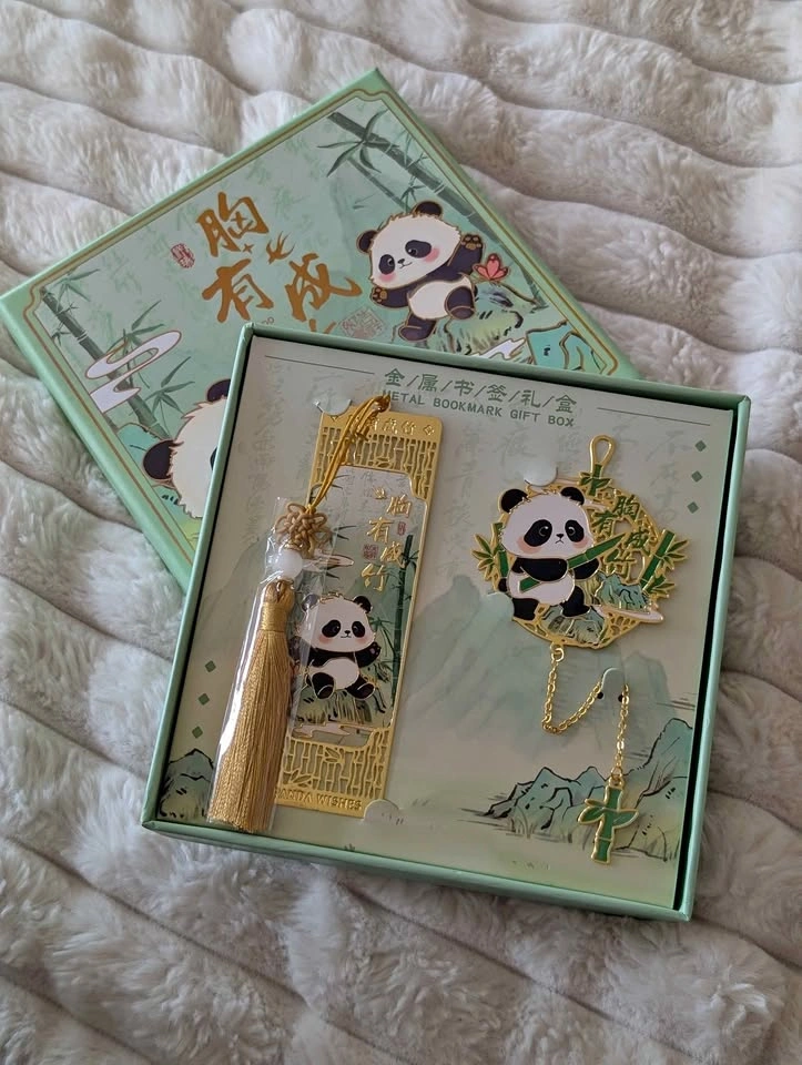 Beautiful metal bookmark 🎁🍀 In a box