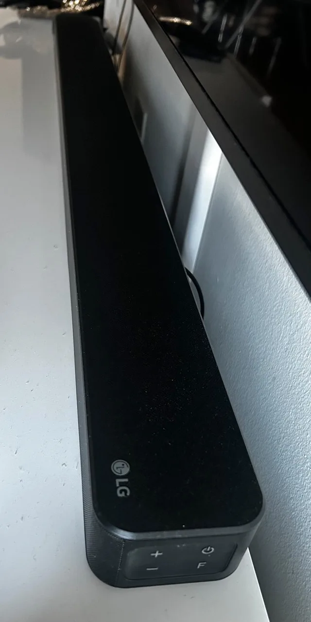 LG Soundbar + Wireless Subwoofer – $120 image indicator(2)