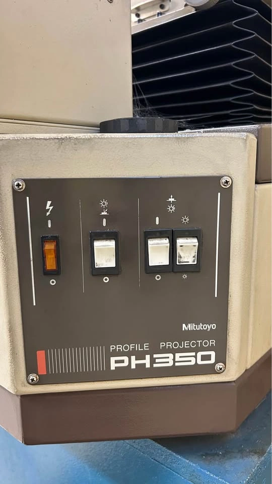 Mitutoyo PH350 Profile Projector - photo 2
