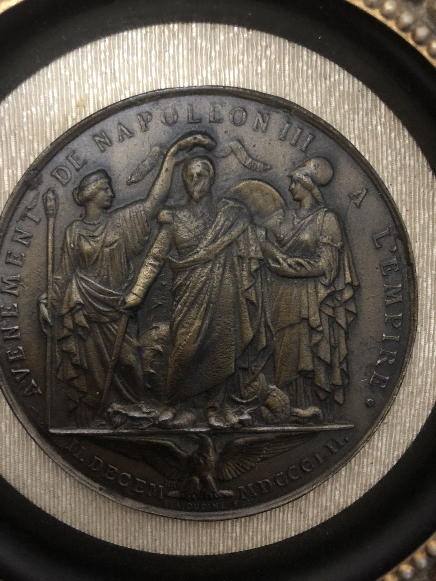 Antique Italian Bronze Medal "Incolvmitas Pvblica" in Wooden Fra - photo 2