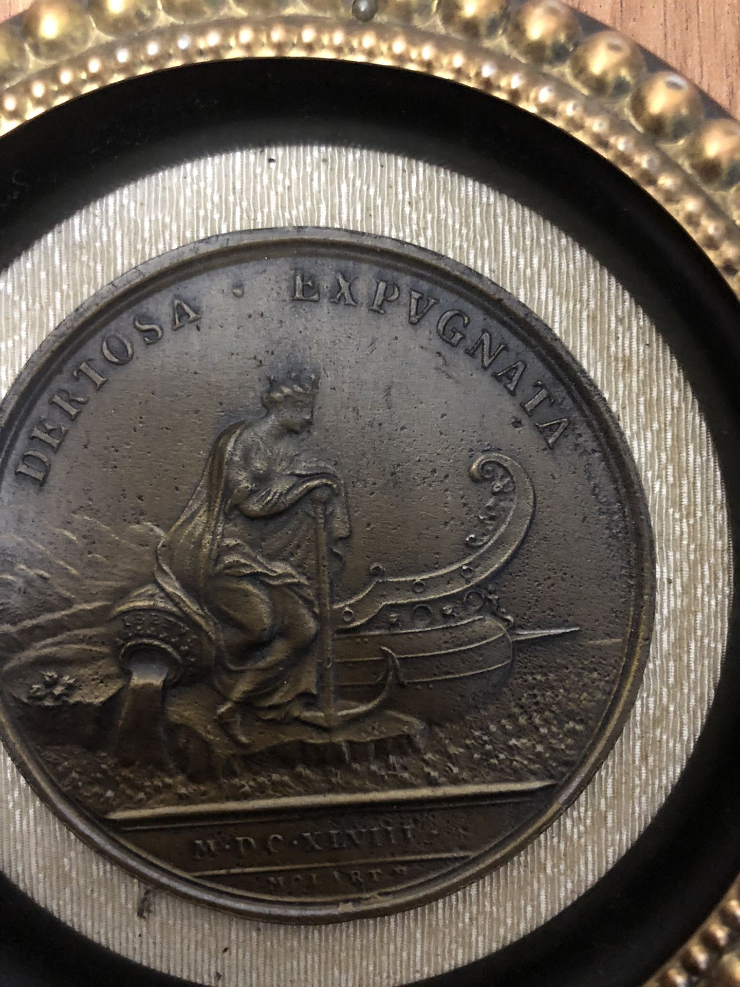 Antique Italian Bronze Medal "Incolvmitas Pvblica" in Wooden Fra - photo 2