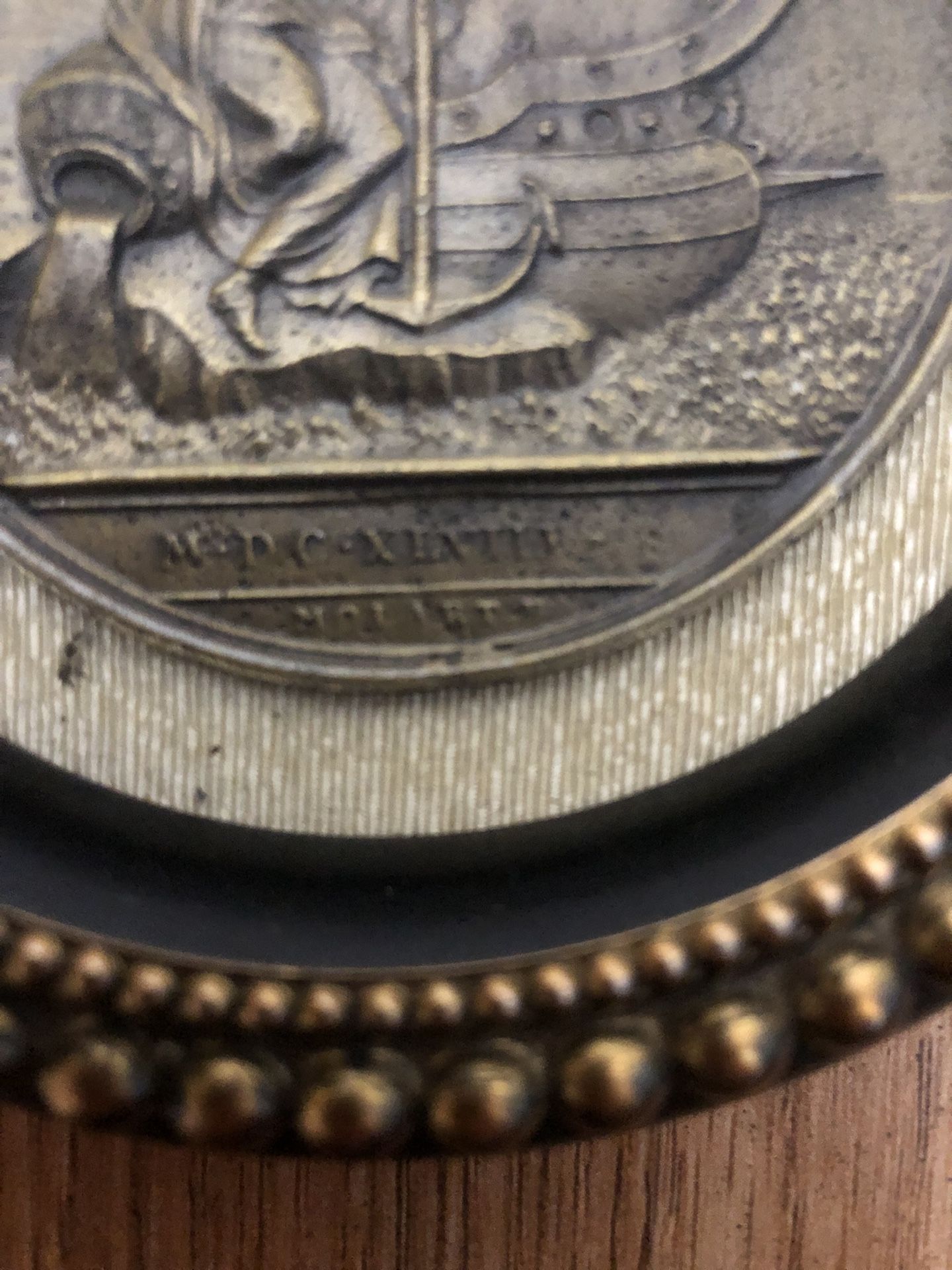 Antique Italian Bronze Medal "Incolvmitas Pvblica" in Wooden Fra - photo 3