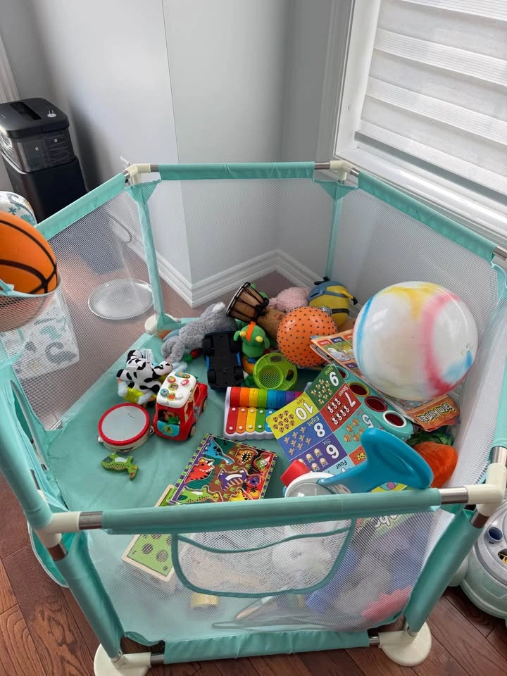 Free playpen - toys not included - photo 2