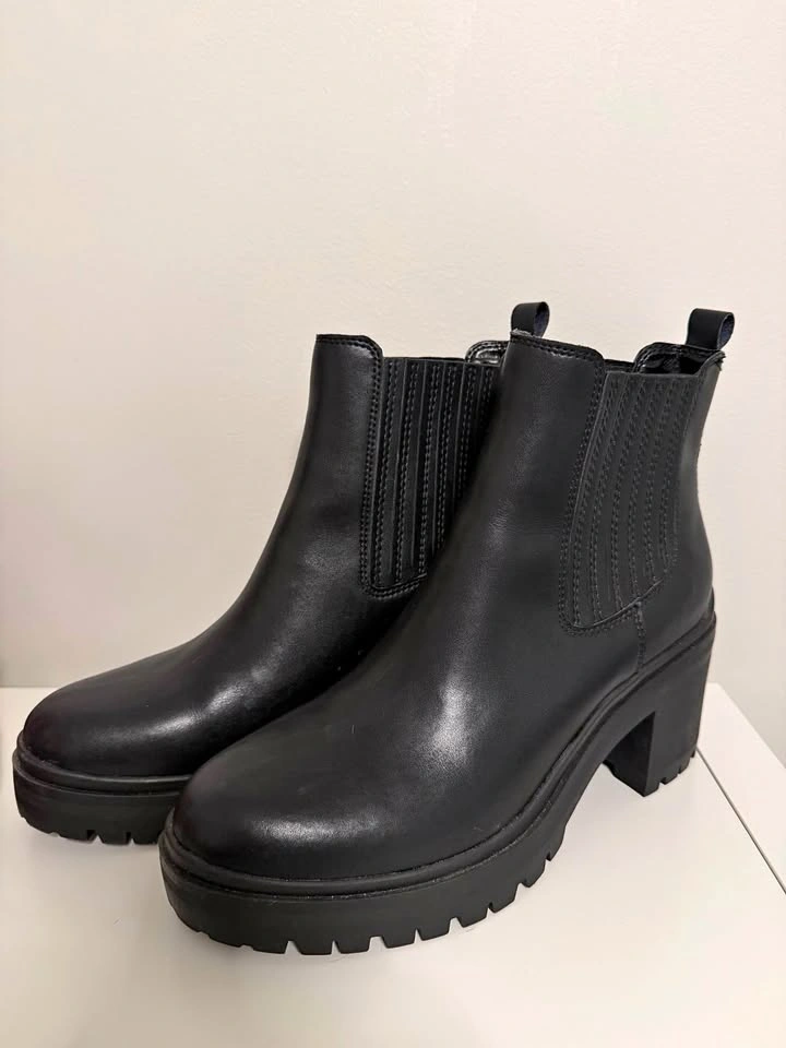 Black Steve Madden Heeled Boots - Size 10