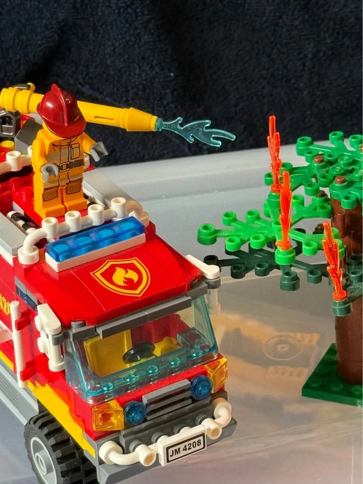 4208 - City - 4x4 Fire Truck (Retired) - photo 2