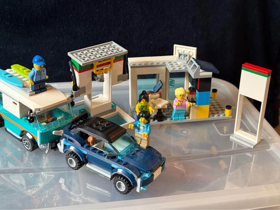 60257 - City - Service Station (Retired) - photo 2