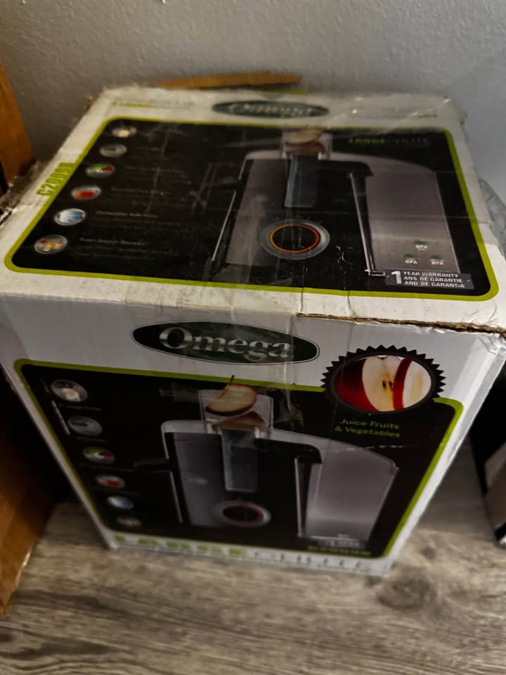 Omega C2000B Large Chute High Speed Centrifugal Juicer - photo 2