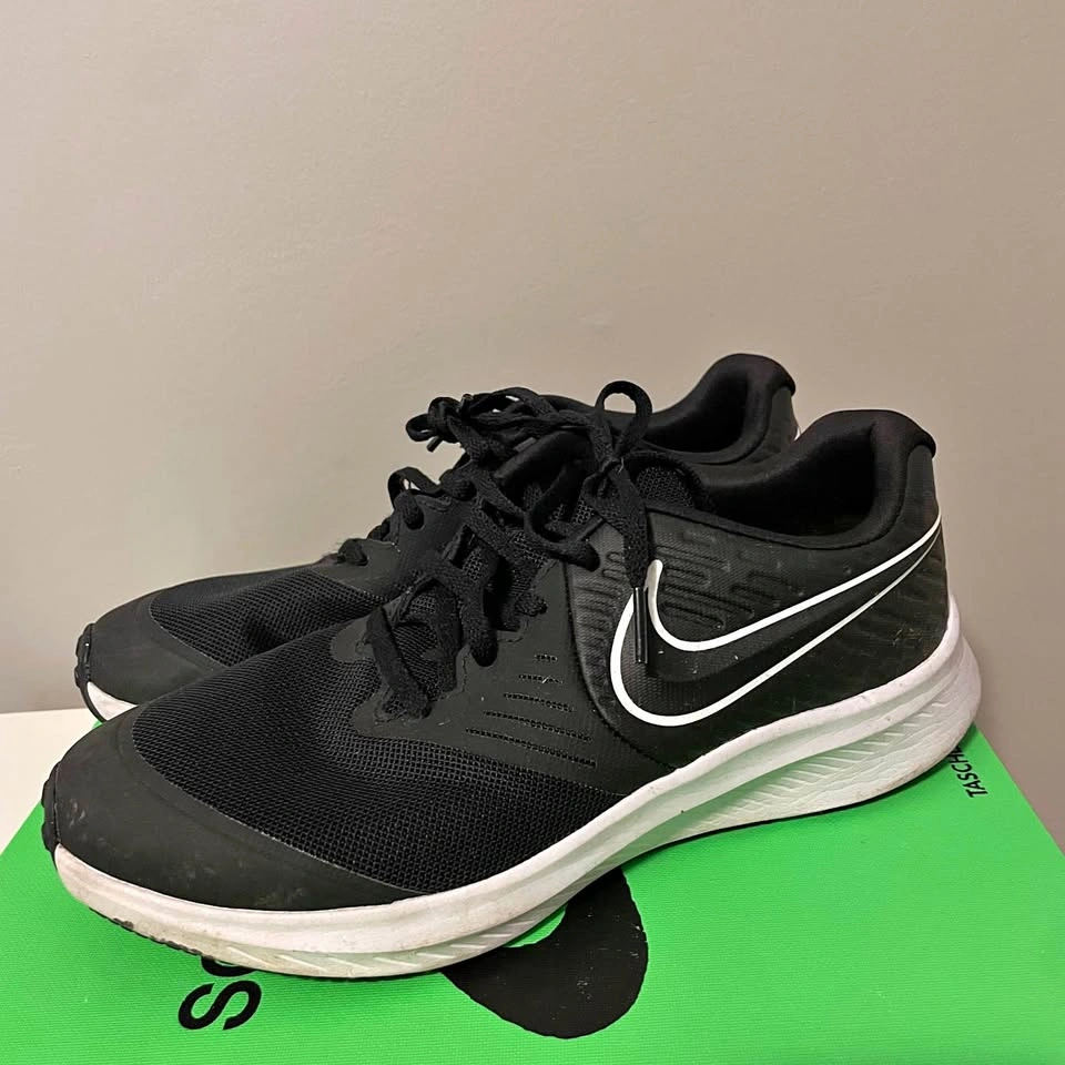 Size 7Y Nike Star Runner 2 Running Shoes