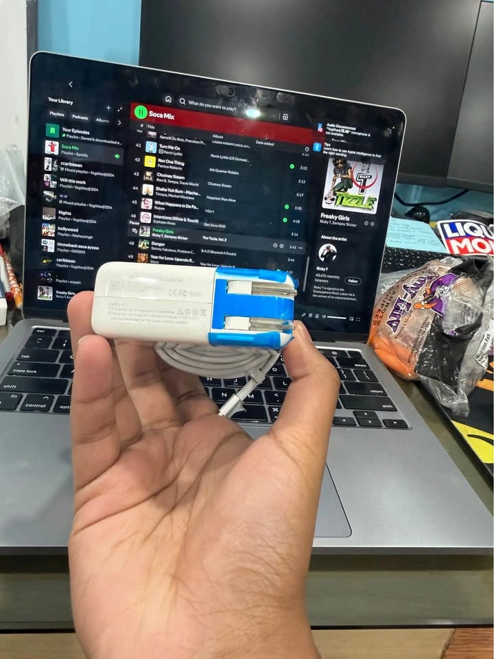 Apple MagSafe MacBook Charger - photo 3