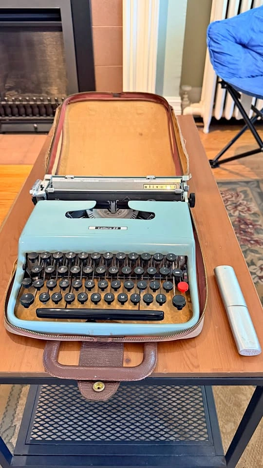 Olivetti Lettera 22 Typewriter