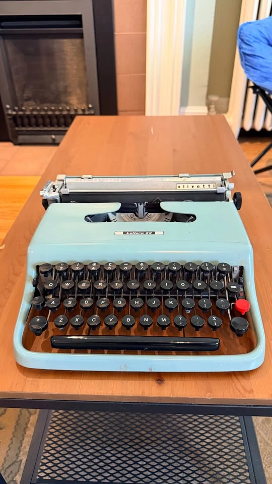 Olivetti Lettera 22 Typewriter - photo 2