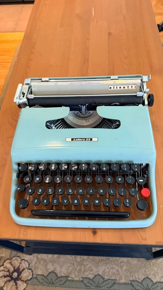 Olivetti Lettera 22 Typewriter - photo 3