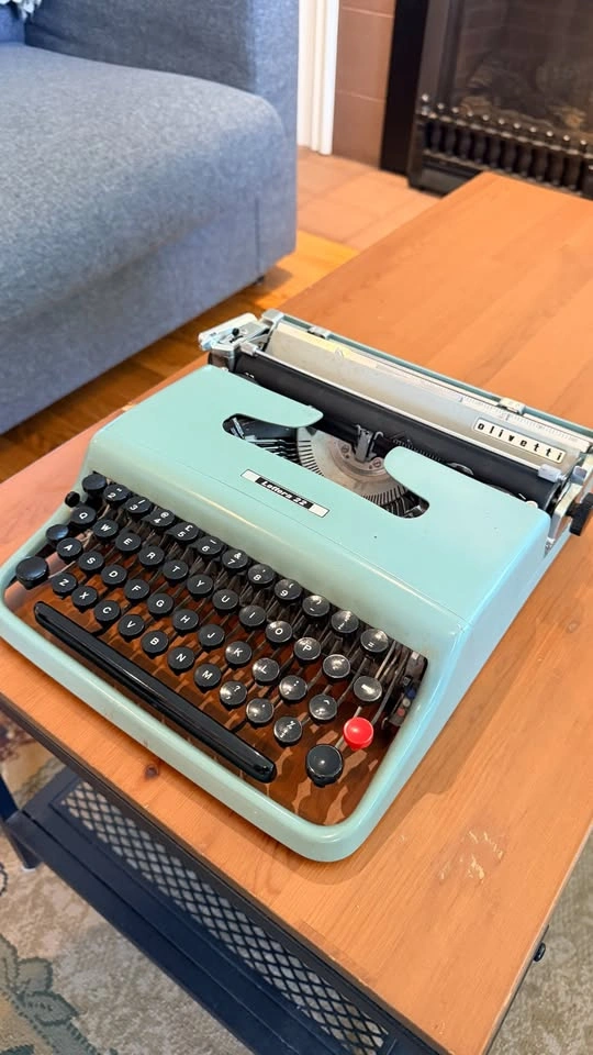 Olivetti Lettera 22 Typewriter - photo 4