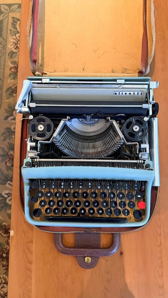 Olivetti Lettera 22 Typewriter - photo 5