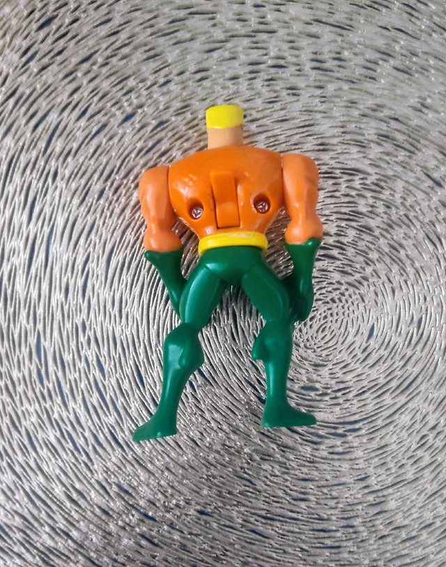 AQUAMAN 4" Action Figure McDonalds Collectible 2010 - photo 2