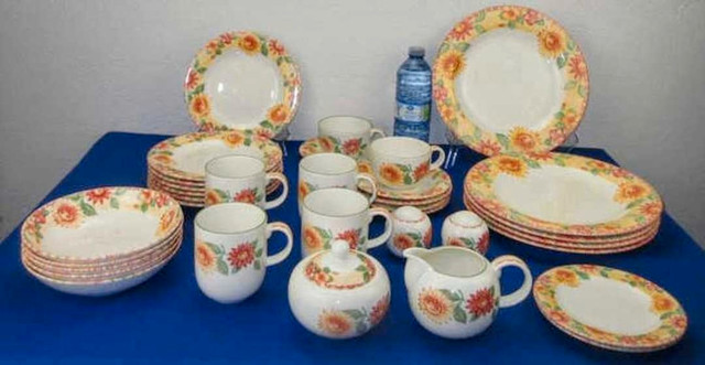 Royal Doulton Sunburst 35-Piece Dinnerware Set