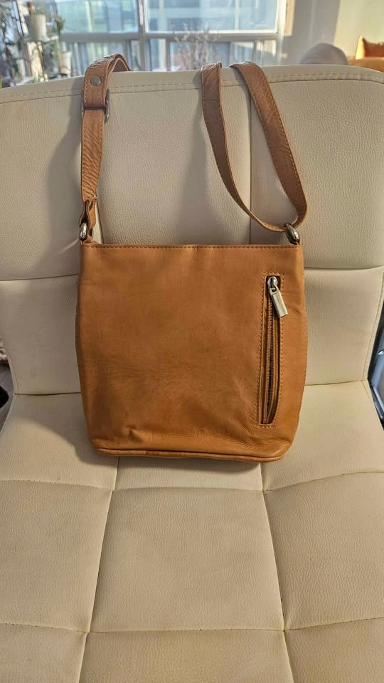 Tan crossbody bag, lots of pockets - photo 2