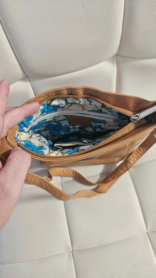 Tan crossbody bag, lots of pockets - photo 3